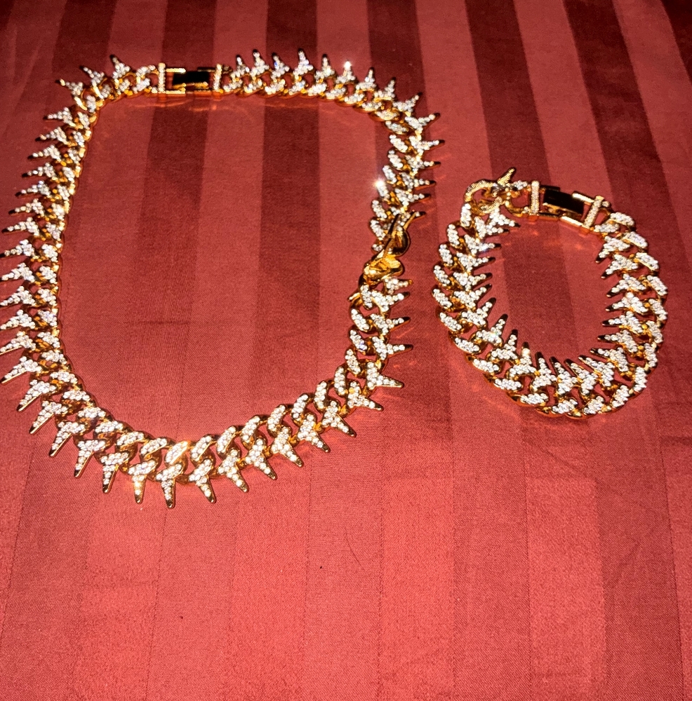 Gold and Silver Women's Necklace With Braclet